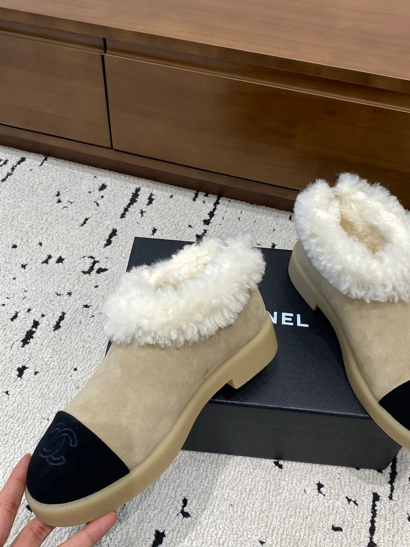 👟👟Ex-factory price 640👟👟 🍀Chanel 2025 autumn and winter style wool shoes Chanel new autumn and winter genuine wool slippers and boots Xiaoxiang 2025 autumn and winter one of the most beautiful snow boots Classic, beautiful and warm snow boots ❤️super warm! It's enough to have it this winter, it's really beautiful and fairy~ Materials and craftsmanship: The upper is made of custom sheepskin/wool/sheepskin, and the inner pads are all made of wool. It feels very soft and comfortable! The sole is the original TPU outsole Size: 35-39 (40.41 customized, non-refundable)